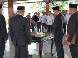 Resmi Lantik Tiga Pejabat Tinggi Pratama, Gus Bupati : Hindari Pola Kerja Sektoral Perkuat Sinergitas 