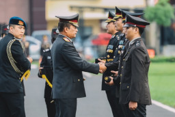 Ribuan Personil Terima Tanda Kehornatan Satyalancana Pengabdian, Ini Pesan Kapolda Jatim