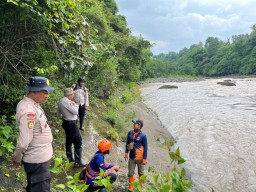 Polres Bondowoso Terjunkan Personel Pencarian Korban Hanyut di Sungai Sampeanbaru