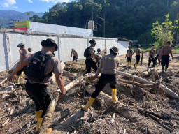 Pulihkan Pasca Banjir Bandang, Tim SAR Resimen II Pasukan Pelopor Bersihkan Sungai di Agam