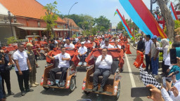 Dukung Transportasi Ramah Lingkungan, Bupati Gresik Salurkan 200 Becak Listrik Bantuan Presiden Prabowo