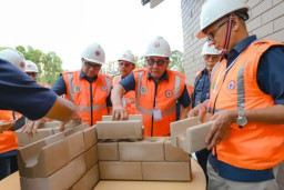 SIG Kirim 36.000 Bata Interlock Presisi untuk Hunian Tetap di Padang