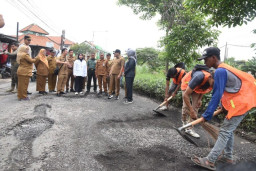 Perbaikan Jalan Berlubang Dikebut, Bupati Subandi Minta Kontraktor Menjaga Kualitas