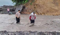 Aksi Heroik Polisi di Lumajang Gendong Siswa SD Seberangi Lahar Dingin Semeru