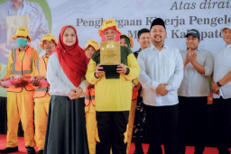 Bupati Yani dan Wabup Alif Berikan Apresiasi Langsung kepada Pasukan Kebersihan