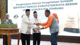 Berkah Penghargaan Nasional, Abah Warsubi Bupati Jombang Hadiahkan 5 Umrah Gratis Pasukan Kebersihan