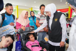 Gubernur Khofifah Salurkan Berbagai Bantuan dan Tali Asih Senilai Rp16,616 Miliar untuk Masyarakat Kabupaten Kediri