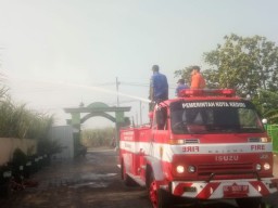 Gerak Cepat Petugas Damkar Atasi Kebakaran Kebun Tebu di Ngasem Kediri