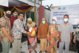 PWI Sidoarjo Bagikan Ratusan Paket Sembako Gratis untuk Warga Balongbendo
