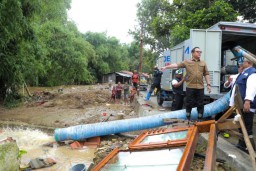 Gerak Cepat Tinjau Banjir di Blega Bangkalan, Pj Gubernur Adhy Pastikan Evakuasi Masyarakat Rentan Diutamakan dan Segera Normalisasi DAS