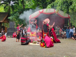 Manjakan Masyarakat Akhir Tahun, Pemkab Bojonegoro Nanggap Reog