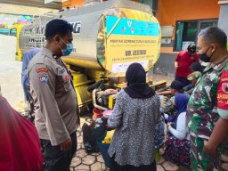 Bhabinkamtibmas Polsek Kesamben Kawal Pendistribusian Migor Curah di Desa Jugo