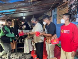 Binda Jatim Berbagi Multi Vitamin Pada Masyarakat Gresik