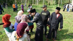 Hadiri Peringatan HUT RI, Fawait Bagikan Sembako dan Pengobatan Gratis