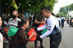 Gowes, Polresta Sidoarjo Sambil Bagikan Paket Sembako