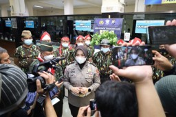 Sambut Kemerdekaan RI, Petugas Pelayanan Samsat Kenakan Baju Pejuang