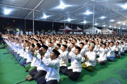 Ribuan Penerbang Ishari Gemakan Sholawat di Parkir Timur GOR