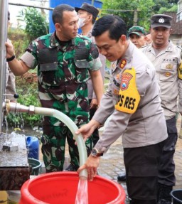 Polres Jember Bersama Kodim 0824 Beri Bantuan Air Bersih Warga