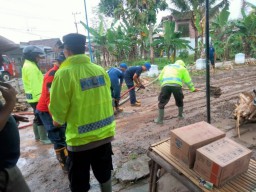 Sinergitas Polres Tulungagung Bersihkan Sisa-sisa Material Lumpur Akibat Bencana Banjir