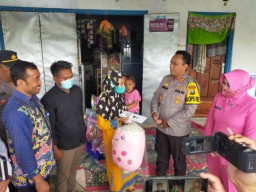 Kapolres Sampang Beri Bansos Balita Kecanduan Aroma Bensin