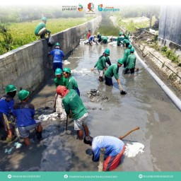 Bersihkan Saluran Air, Pemkab Bojonegoro Turunkan Puluhan Petugas