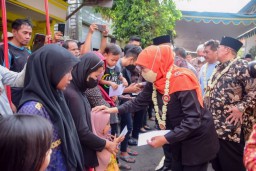Gubernur Khofifah Semarakkan Perayaan HUT Kemerdekaan di Bulak Banteng
