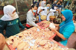 Gubernur Khofifah Blusukan Ke Pasar, Pastikan Harga Bapok Tetap Stabil