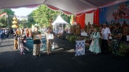 Bupati Anna Lepas Pawai Budaya Keberagaman Seni Budaya Tradisional Bojonegoro