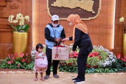 Gubernur Khofifah Berbagi Kebahagiaan Bersama Anak- anak dan Penjual Bakso