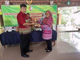 Pengurus Desa Kalangan - Margomulyo Dilatih Pengembangan Usaha Bumdes