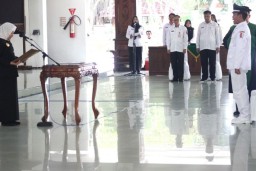 Lantik Kades PAW Desa Begadon Gayam, Bupati Anna : Kami Minta Kades Kelola Keuangan Dengan Cermat