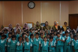 Bupati Ikfina Terima Kunjungan Siswa TK Dharma Wanita Singowangi, TL Program 'SAPA Bunda'