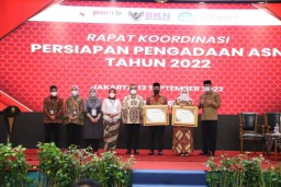 Bupati Bojonegoro Terima Penghargaan dari Menpan RB dan Mendikbudristek