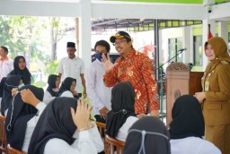 40 Warga Krembung Dilatih Membuat Kue dan Spa Reflexology