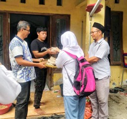 Caleg PKS berbagi Ribuan Nasi Bungkus ke Warga Manyar