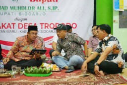 Cangkruk'an Dengan Warga Desa Tropodo, Bupati Gus Muhdlor Bahas Masalah Banjir
