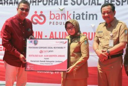 Bank Jatim Serahkan CSR Kepada Pemkab Jombang