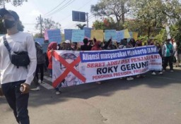 Warga Mojokerto Demo Tuntut Rocky Gerung Diadili