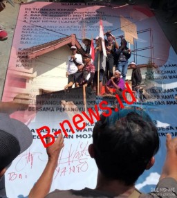 Kadesnya Dituduh Pungli Program PTSL, Warga Desa Ponggok Kediri Demo