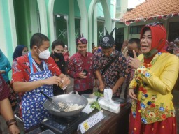 Peringati Hari Ibu, Dinkes Gelar Lomba Masak Nasi Goreng