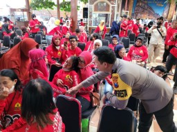 Ajak Ratusan Disabilitas Naik Kereta Api, Polwan Polresta Malang Kota Ziarah ke Makam Bung Karno