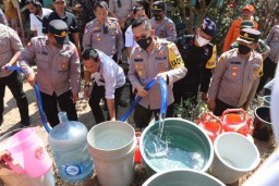 Polres Bondowoso Distribusikan Puluhan Ribu Liter Air Bersih untuk Warga Terdampak Kekeringan di Enam Titik