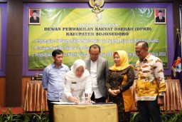 Bupati Bojonegoro Ucapkan Terimakasih Raperda Pajak dan Retribusi Daerah Ditetapkan Menjadi Perda