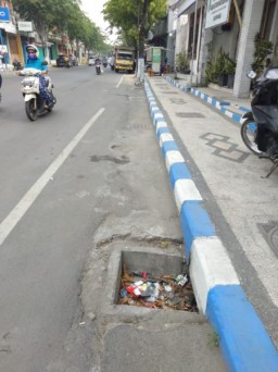 Awas, Jalan Berlubang Pengendara Motor Harus Waspada