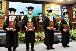 Dua Warek UNAIR Terima Gelar Guru Besar