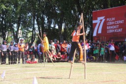 Lestarikan Olahraga Tradisional, KKG PJOK SD Bojonegoro Gelar Lomba Dangongan dan Engrang