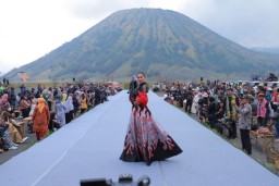 Gelar EJFH di Bromo, Gubernur Khofifah Kenalkan Keberagaman Wastra Batik dan Tenun Khas Jatim ke Kancah Dunia