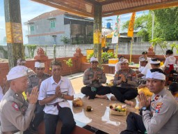 Anggota Polresta Sidoarjo Laksanakan Hari Raya Galungan di Pura Kertha Bumi Bhayangkara