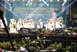 Hadirkan Gus Azmi dan Cak Fandy, Jamaah Stikosa - AWS Bersholawat Membludak