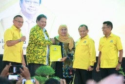 Dukungan Khofifah Terus Mengalir, Kali Ini Partai Golkar Berikan Tiket Maju Pilgub Jatim 2024